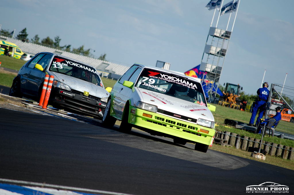 Brian Jakobsen var nok glad for at være tilbage i den lidt ældre Toyota Corolla, da motoren i hans normale bil, denne weekend kørt af Michael Blom, valgte at give op allerede i træningen. Her foran netop teamkollega Blom og dennes anden ”lånebil”.
(Foto: Denner Photo)